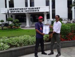 WARGA DUSUN PARDOMUAN MENYAMBANGI ISTANA DAN SEKRETARIAT NEGARA (SESNEG)MEMINTA KEADILAN.