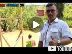 Warga dusun Pardomuan Bersama Rekan Pers dan LSM Bangun Jembatan