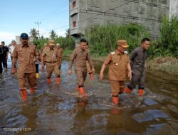 Bupati Tinjau Ruas Jalan Terdampak Banjir dan Lumpur di Kota Bagansiapiapi 