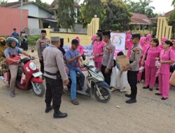 Polsek Kubu Polres Rohil serta Bhayangkari, Bagikan Takjil kepada Masyarakat