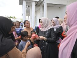 Di Bulan Ramadhan Penuh Berkah, TP PKK Rohil Berbagi Takjil Kepada Masyarakat