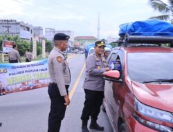 Wakapolres Pimpin Giat Bagi-bagi Takjil Bagi Warga Pengguna Jalan
