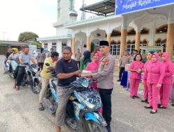 Polsek Bagan Sinembah Polres Rohil dan Mahasiswa Sinergi Bagikan Takjil Wujud Pelayanan pada Masyarakat