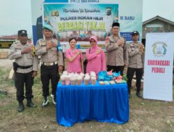 Polsek Sinaboi Polres Rohil Bersama Bhayangkari Bagikan Takjil ke Masyarakat Jemput Berkah Ramadhan