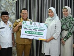 Bupati Rohil Terima Secara Simbolis, Zakat Mal Keluarga Besar Awal Bross Bagan Batu