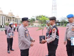 Kapolres Rohil Pimpin Apel Pagi Usai Cuti Lebaran, Sekaligus Penyerahan Bibit Pohon