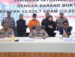 Polda Riau Tangkap Kurir Narkoba Jaringan Internasional dengan barang bukti 12,8 Kg Sabu