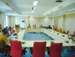 Rohil– Pemerintah Kabupaten Rokan Hilir terus menunjukkan komitmennya dalam mendukung program nasional pemberdayaan pendidikan melalui inisiatif pembangunan "Sekolah Rakyat", sebuah program strategis yang digagas oleh Presiden Republik Indonesia melalui Kementerian Sosial. 

Lokasi pembangunan direncanakan menempati kawasan bekas Kampus Institut Pemerintahan Dalam Negeri (IPDN) di Ujung Tanjung, yang saat ini dalam kondisi tidak termanfaatkan secara optimal.

Dalam rapat koordinasi terbatas yang digelar di Kantor Bupati Rokan Hilir pada Senin (26/05/2025), dan dihadiri oleh seluruh Kepala Organisasi Perangkat Daerah (OPD), Wakil Bupati Rokan Hilir, Jhony Charles, menyampaikan urgensi percepatan realisasi proyek ini. 

Beliau menegaskan bahwa pelaksanaan pembangunan "Sekolah Rakyat" tidak boleh berhenti pada tataran wacana atau diskusi semata, melainkan harus segera ditindaklanjuti dengan langkah konkret di lapangan.

“Jangan sekadar terjebak dalam forum rapat. Bila perlu, esok pagi kita turun langsung ke lokasi eks Kampus IPDN untuk melakukan peninjauan dan menginisiasi aksi nyata,” tegas Wabup saat pimpin rapat.

Wabup juga menyampaikan keprihatinannya terhadap kondisi fisik gedung eks IPDN yang selama ini dibiarkan tidak terawat. Beliau menyatakan bahwa aset tersebut semestinya dapat dimaksimalkan menjadi infrastruktur pendidikan yang berdampak langsung bagi masyarakat.

Bahkan, sebagai bentuk kepedulian pribadi, Wabup menyampaikan bahwa dirinya juga sudah mengalokasikan dana pribadi guna mendirikan sebuah lembaga pendidikan tinggi di lokasi tersebut. 

Namun mengingat "Sekolah Rakyat" merupakan program nasional yang melibatkan dukungan lintas kementerian, beliau mendorong agar seluruh OPD turut aktif, termasuk dengan mengoptimalkan kolaborasi bersama sektor swasta melalui skema Corporate Social Responsibility (CSR).

“Saya minta program ini dikawal serius. Hari ini juga kita harus menguasai detail teknis di lapangan,” ujarnya menekankan urgensi koordinasi teknis lintas dinas.

Dalam kerangka eksekusi awal, beliau juga meminta kepada personel Satuan Polisi Pamong Praja (Satpol PP) untuk segera membersihkan kawasan kampus dengan tetap memperhatikan aspek keselamatan kerja. Aksi pembersihan ini menjadi bagian dari tahapan awal revitalisasi infrastruktur.

“Besok pagi kita mulai bertindak, kordinasikan seluruh kebutuhan teknis di lapangan secara detail,” instruksi Wabup kepada jajaran OPD yang hadir. 

Lebih lanjut, Wabup menegaskan bahwa peluang ini tidak boleh disia-siakan. Oleh karena itu, seluruh sumber daya dan potensi daerah harus diarahkan secara sinergis untuk mendukung persiapan.

Kabupaten Rokan Hilir sebagai calon percontohan pelaksanaan Sekolah Rakyat, sebagaimana daerah lain yang telah ditetapkan sebagai "master project" oleh Kementerian Sosial.

Terkait kebutuhan Sumber Daya Manusia (SDM), khususnya tenaga pendidik, Wabup meminta Dinas Pendidikan segera menyusun mekanisme rekrutmen berbasis "assessment" yang profesional dan transparan. 

Ia juga menegaskan bahwa sebanyak 27 orang tenaga pendidik yang direkrut nantinya harus bersedia tinggal di lingkungan sekolah, dan sebisa mungkin diambil dari kalangan Aparatur Sipil Negara (ASN) lokal.

“Yang paling penting, pengajar harus berasal dari Rohil, bukan dari luar daerah,” pungkas wabup. 

Di tempat yang sama, Pelaksana Tugas Kepala Dinas Sosial, Alam Jaya Putra, menjelaskan bahwa status gedung eks IPDN setelah dilakukan rehabilitasi akan menjadi aset milik Pemerintah Kabupaten Rokan Hilir. 

Rencana pemanfaatannya tidak hanya sebagai Sekolah Rakyat, namun juga sebagai Balai Latihan Kerja (BLK), mengingat luas lahan mencakup 8 hektar, memungkinkan pengembangan pendidikan dari tingkat dasar hingga menengah atas secara terintegrasi.

“Siswa akan dibekali laptop dan berasal dari keluarga pada Desil 1 dan 2. Artinya, kita memberikan akses pendidikan berkualitas bagi kelompok masyarakat termiskin,” jelasnya.

Alam menambahkan, sebanyak delapan blok bangunan akan dimanfaatkan sebagai fasilitas utama Sekolah Rakyat, lengkap dengan mess pengajar, asrama siswa, laundry, hingga klinik kesehatan. 

Ia menargetkan bahwa seluruh proses persiapan dan rehabilitasi akan rampung dalam satu bulan, dengan agenda orientasi siswa dan kegiatan belajar mengajar dimulai pada bulan Juni.

Dikatakan Alam, sebagai langkah penguatan sosial, Dinas Sosial juga telah menugaskan para petugas Program Keluarga Harapan (PKH) untuk melakukan pendekatan dan advokasi kepada keluarga calon siswa, guna memastikan kesiapan psikologis dan sosial mereka dalam mengikuti program ini. 

Bahkan, Kemensos berencana membangun rumah tinggal bagi orang tua siswa serta memberikan modal usaha sebagai bentuk pemberdayaan ekonomi agar keberlangsungan hidup mereka di sekitar kawasan sekolah dapat terjamin.

Mengantisipasi kondisi lingkungan yang masih ditumbuhi semak belukar, Alam meminta OPD terkait untuk melakukan kerja ekstra dalam proses pembersihan dan penataan. 

Ia juga menginstruksikan pembangunan pagar di sekitar danau yang berada di dalam kawasan kampus guna mencegah potensi risiko yang tidak diinginkan.

“Hari Rabu semuanya harus bersih. Seluruh progres akan kita dokumentasikan dan dikirim langsung ke Kementerian sebagai laporan,” tegas Alam.

Sebagai penutup, ia menyampaikan bahwa Kementerian Sosial telah menyiapkan seluruh fasilitas dasar, seperti air bersih, tempat tidur, klinik, hingga makanan bergizi bagi siswa. Sedangkan tanggung jawab utama Pemerintah Kabupaten Rokan Hilir adalah memastikan kesiapan SDM dan seleksi siswa secara optimal.