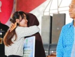 Li Claudia, Wawako Batam Tunaikan Janji Bantuan Insentif Kepada Ratusan Lansia
