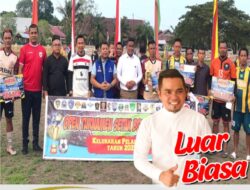 RBN FC Juara Turnamen Sepak Bola Cup I U-40 Kelurahan Pelalawan, Bupati H Zukri Serahkan Tropi Kemenangan