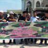 Ketua DPC GRIB jaya Labura bagikan Nasi Kotak .