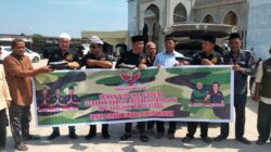 Ketua DPC GRIB jaya Labura bagikan Nasi Kotak .