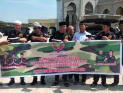 Ketua DPC GRIB jaya Labura bagikan Nasi Kotak .