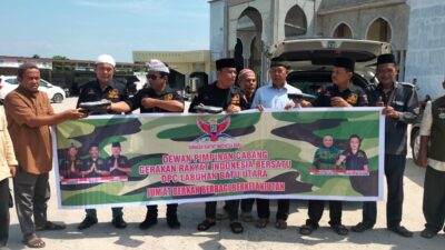 Ketua DPC GRIB jaya Labura bagikan Nasi Kotak .