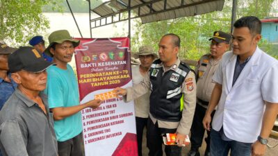 Sambut HUT Bhayangkara KE-79, Polres Rohil Giat Program Jalur Penbagian Sembako Dan Bakti Kesehatan di Pesisir Pantai