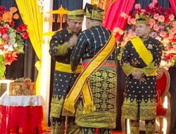 Anggota DPRD Pelalawan Yusri SH Berikan Ucapan Selamat Atas Pemberian Gelar Adat Kepada Wabup Pelalawan