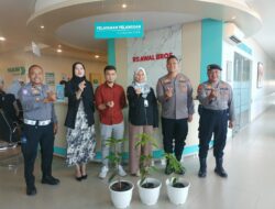 KAPOLSEK BAGAN SINEMBAH SERAHKAN CINDERAMATA BIBIT POHON KEPADA DOKTER RS. AWAL BROS SEBAGAI SIMBOL KOMITMEN JAGA LINGKUNGAN