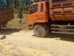 Warga Dusun 7 dusun Gambangan Boikot Jalan Tahan Truk PT Yang Melintas