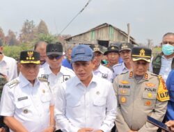 Kapolres Rohil Dampingi Menteri LH, Cek dan Padamkan Karhutla di Kubu Babussalam