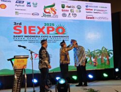 Bupati Rohil Bistamam Hadiri SIEXPO 2025, Terima Penghargaan Nasional dan Pasangkan Tanjak kepada Deputi KemenKopUKM