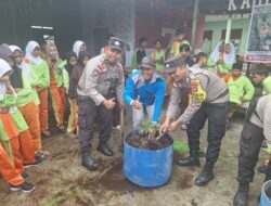 Polsek Panipahan Sosialisasi Dan Penanaman Pohon di Sekolah Di Wilayah Hukum nya.