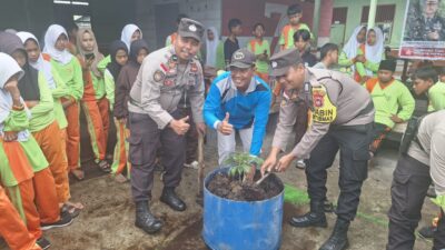 Polsek Panipahan Sosialisasi Dan Penanaman Pohon di Sekolah Di Wilayah Hukum nya.
