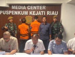 Kejati Riau Tetapkan Dua Tersangka Korupsi Dana Swakelola Rehabilitasi dan Pembangunan Gedung SD Rp 7,9 Miliar.