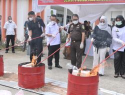 Kejaksaan Rokan hilir Musnakan BB Dibakar dan Dilebur Hingga Hancur