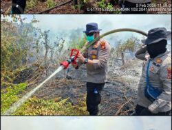 Polres Pelalawan dan Polsek Kuala Kampar bersama MPA memadamkan Karhutla di Wilayah Hukum Polsek Kuala Kampar