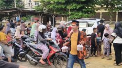 Pemandangan Penuh Kepedulian Waka 1 MPC PP, Membagi Bagi Takjil Di Bulan Ramadhan