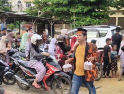 Pemandangan Penuh Kepedulian Waka 1 MPC PP, Membagi Bagi Takjil Di Bulan Ramadhan