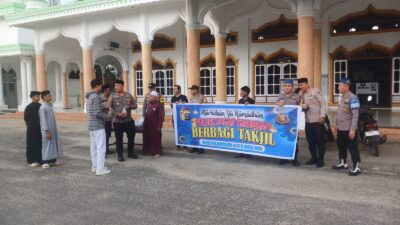 POLSEK BAGAN SINEMBAH BAGIKAN TAKJIL KEPADA MASYARAKAT DI BULAN SUCI RAMADHAN 1447 H