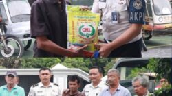 Lapas kelas IiB Pasir Pangararian Bagi Bagikan Sembako kepada tukang Becak dalam rangka menambah kepedulian Oleh masyarakat