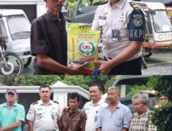 Lapas kelas IiB Pasir Pangararian Bagi Bagikan Sembako kepada tukang Becak dalam rangka menambah kepedulian Oleh masyarakat