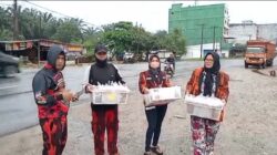 Tim Takjil MPC PP ,Rohil Tetap Solid Berbagi Setelah Hujan Deras di Hari ke-24 Ramadan