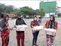 Tim Takjil MPC PP ,Rohil Tetap Solid Berbagi Setelah Hujan Deras di Hari ke-24 Ramadan