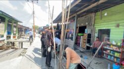 Polri Gotong Royong Bersama Warga Panipahan, Perbaiki Jalan dan Bersihkan Masjid