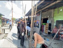 Polri Gotong Royong Bersama Warga Panipahan, Perbaiki Jalan dan Bersihkan Masjid