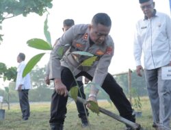 KAPOLRES ROHIL BERSAMA UPIKA PANIPAHAN GELAR PENANAMAN POHON DALAM RANGKA HARI POHON SEDUNIA