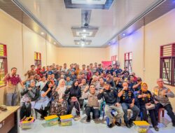 Silaturrahmi dengan Warga Kepenuhan Barat, Kapolres Rokan Hulu Beri Penghargaan dan Salurkan Bansos