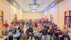 Silaturrahmi dengan Warga Kepenuhan Barat, Kapolres Rokan Hulu Beri Penghargaan dan Salurkan Bansos