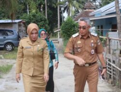 WUJUDKAN KEPEDULIAN NYATA, KETUA TP-PKK PESISIR BARAT SERAHKAN KURSI RODA KHUSUS UNTUK ANAK DISABILITAS