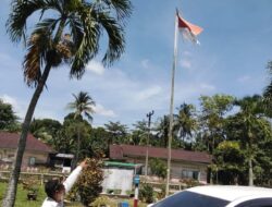 PTPN IV Regional II Kebun Pulau Raja Diduga Kibarkan Bendera Merah Putih Sobek di Depan Kantor Afdeling III.