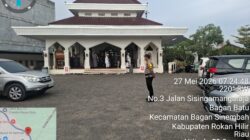 Polsek Bagan Sinembah Amankan Sholat Idul Fitri 1447 H dan Serahkan Bibit Pohon kepada Pengurus Masjid