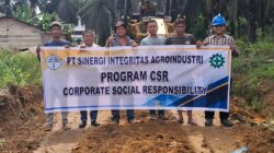 PT Sinergi Integritas Agroindustri (SIA) Lakukan Perawatan Jalan di 12 Titik Desa Bahtera Makmur Lewat Program CSR