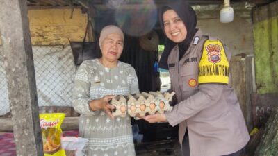 Polsek Bagan Sinembah Tebar Kepedulian Melalui Program Jumat Sedekah, Warga Kurang Mampu Terima Bantuan Sembako