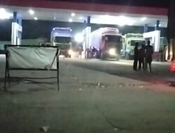 Puluhan Mobil Proyek Dumptruk HINO Antri Diduga Isi BBM Subsidi di SPBU 14.292.645 Selensen Indragiri Hulu.