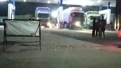 Puluhan Mobil Proyek Dumptruk HINO Antri Diduga Isi BBM Subsidi di SPBU 14.292.645 Selensen Indragiri Hulu.