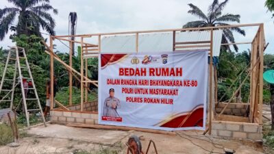 POLRES ROKAN HILIR TINJAU PROGRES BEDAH RUMAH WARGA, WUJUD KEPEDULIAN MENYAMBUT HARI BHAYANGKARA KE-80