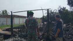 Rumah Warga Terbakar, Babinsa Koramil 01/Bangko Gerak Cepat Bantu Padamkan Api